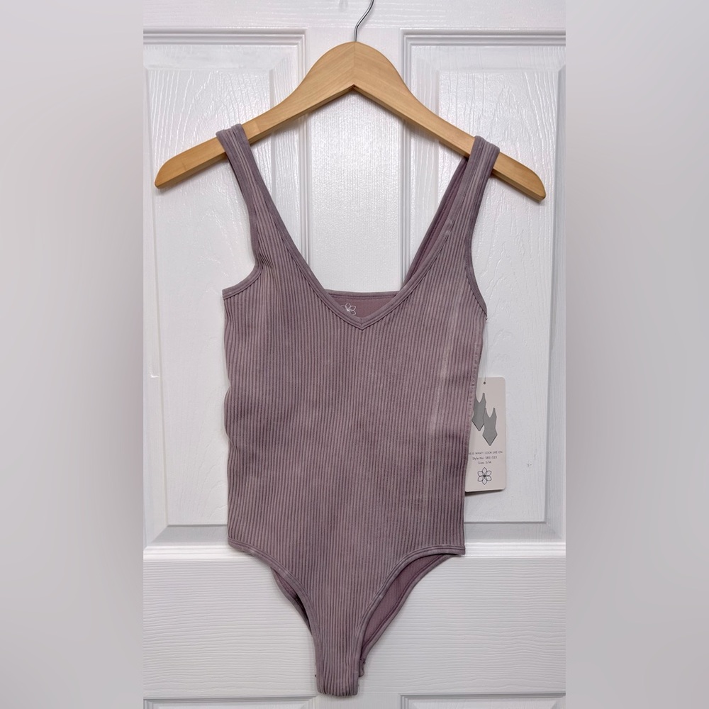 Aura Women’s ribbed Purple sleeveless bodysuit size S/M NWT